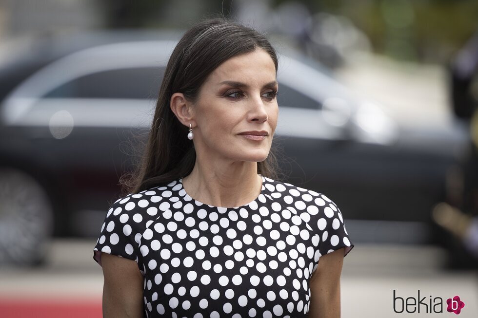 La Reina Letizia en el Memorial Agostinho Neto de Luanda en Angola