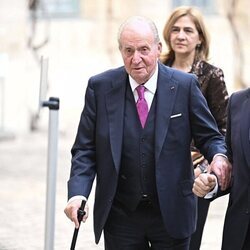 El Rey Juan Carlos llega al Instituto Francés en París