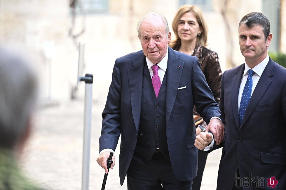 El Rey Juan Carlos llega al Instituto Francés en París