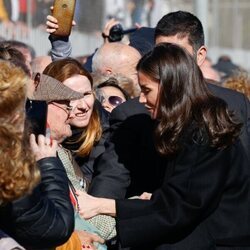 La Reina Letizia hablando con unos ciudadanos en Petrer