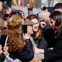 La Reina Letizia hablando con unos ciudadanos en Petrer