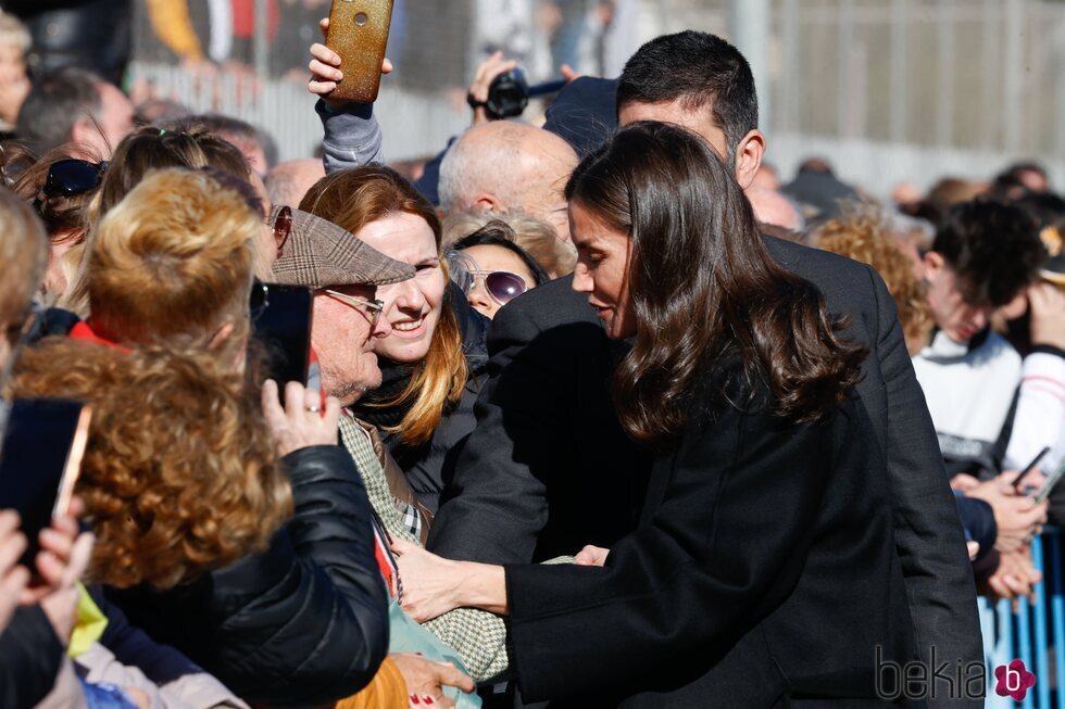 La Reina Letizia hablando con unos ciudadanos en Petrer