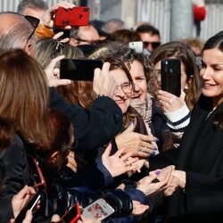 La Reina Letizia saludando a unos ciudadanos en Petrer