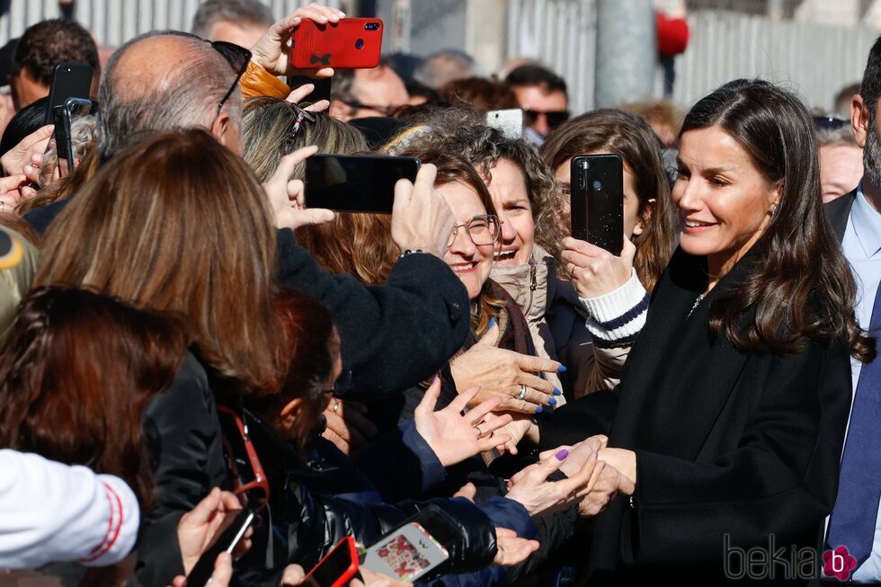 La Reina Letizia saludando a unos ciudadanos en Petrer