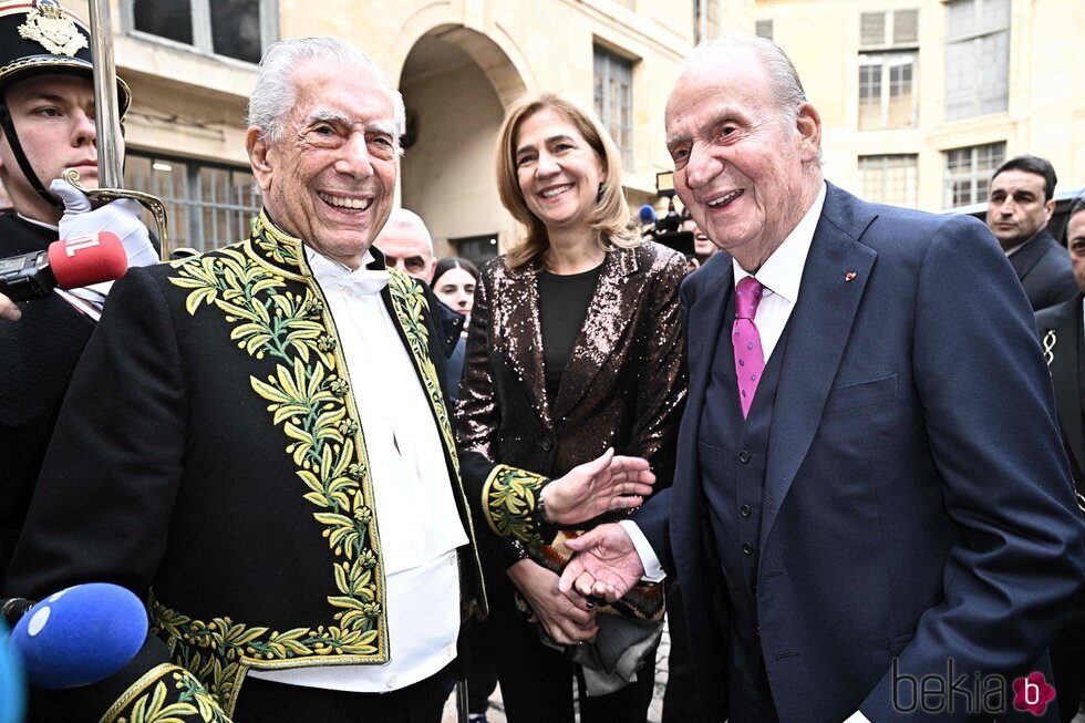 Mario Vargas Llosa, el Rey Juan Carlos y la Infanta Cristina riéndose en la Academia Francesa