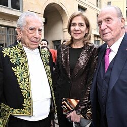 Mario Vargas Llosa, el Rey Juan Carlos y la Infanta Cristina en la Academia Francesa