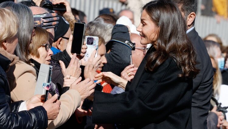 La Reina Letizia hablando con una señora en Petrer