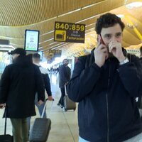 Froilán, hablando por teléfono en el aeropuerto de Madrid