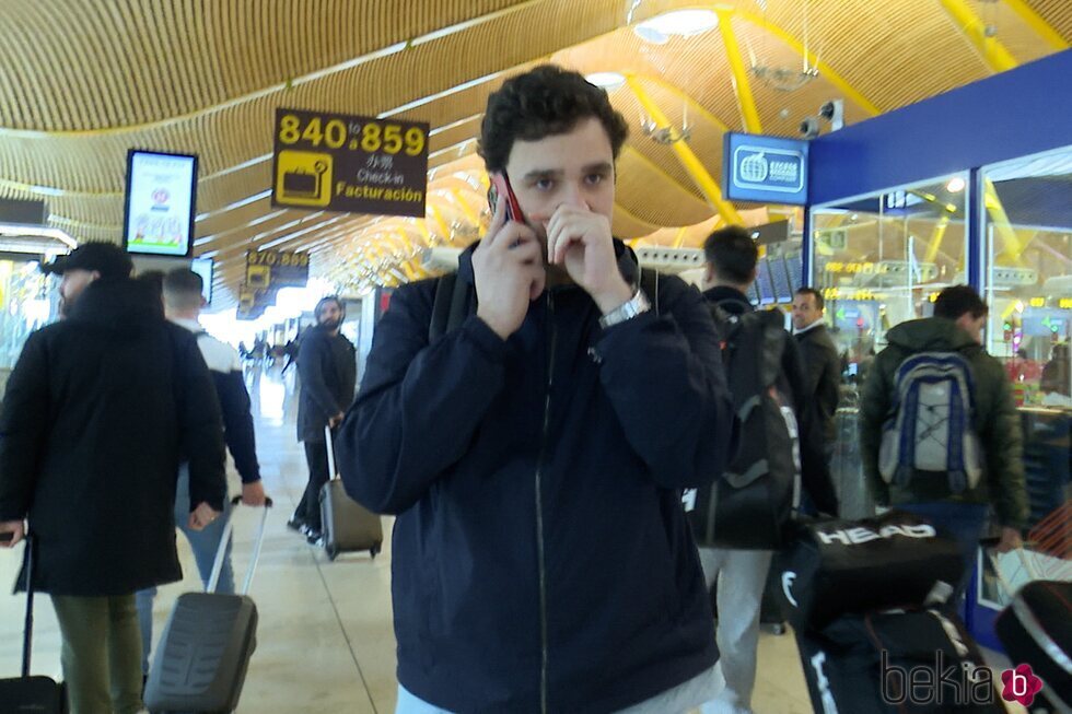 Froilán, hablando por teléfono en el aeropuerto de Madrid