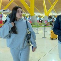 Froilán, acompañado por una amiga en el aeropuerto de Madrid antes de marcharse a Abu Dabi