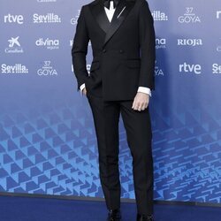 Alfonso Bassave en la alfombra roja de los Goya 2023