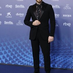 Álvaro Cervantes en la alfombra roja de los Goya 2023