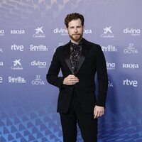 Álvaro Cervantes en la alfombra roja de los Goya 2023