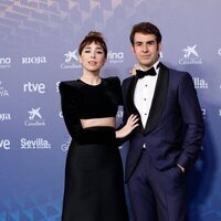 Candela Serrat y Daniel Muriel en la alfombra roja de los Goya 2023