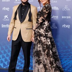 Manuel Carrasco y Almudena Navalón en la alfombra roja de los Goya 2023