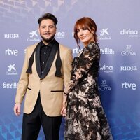 Manuel Carrasco y Almudena Navalón en la alfombra roja de los Goya 2023