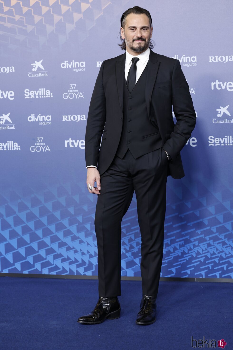 Asier Etxeandía en la alfombra roja de los Goya 2023