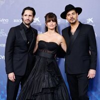 Penélope Cruz, Eduardo Cruz y Juan Diego Botto en la alfombra roja de los Goya 2023