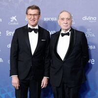 Alberto Núñez Feijóo y Fernando Méndez-Leite en la alfombra roja de los Goya 2023