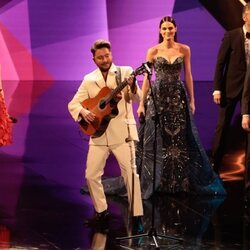 Manuel Carrasco junto a varios actores y actrices en su actuación de los Premios Goya 2023