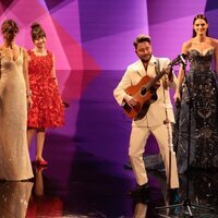 Manuel Carrasco junto a varios actores y actrices en su actuación de los Premios Goya 2023