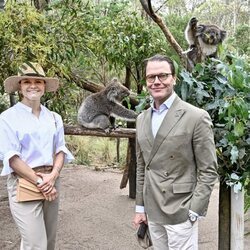 Victoria y Daniel de Suecia con unos koalas en Australia