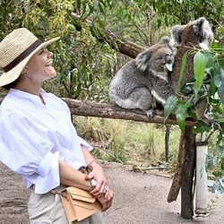 Victoria de Suecia con unos koalas en Australia