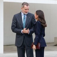 Los Reyes Felipe y Letizia hablando muy cómplices en los Premios Nacionales de Innovación y de Diseño 2022