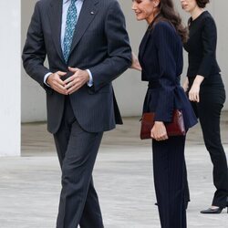 Los Reyes Felipe y Letizia, sonrientes y cariñosos en los Premios Nacionales de Innovación y de Diseño 2022