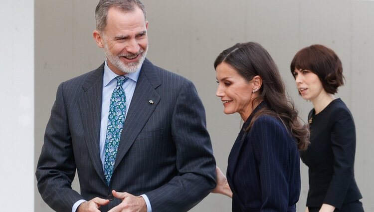 Los Reyes Felipe y Letizia, sonrientes y cariñosos en los Premios Nacionales de Innovación y de Diseño 2022