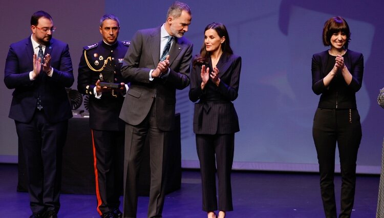 Los Reyes Felipe y Letizia comparten confidencias en los Premios Nacionales de Innovación y de Diseño 2022