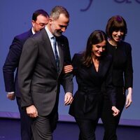 Los Reyes Felipe y Letizia cogidos del brazo en los Premios Nacionales de Innovación y de Diseño 2022