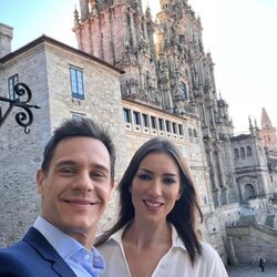 Christian Gálvez y Patricia Pardo con la Catedral de Santiago de fondo