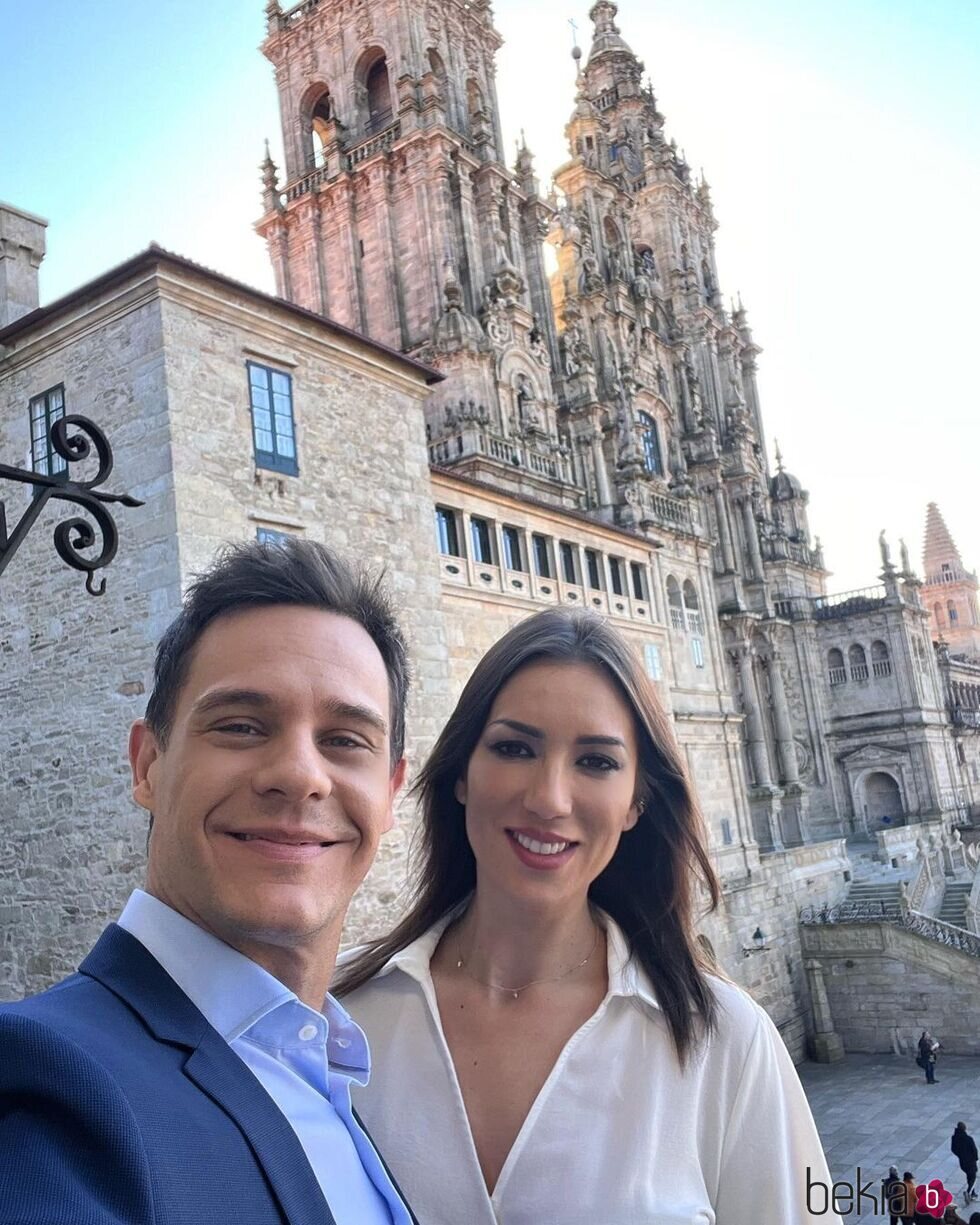 Christian Gálvez y Patricia Pardo con la Catedral de Santiago de fondo