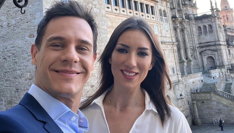 Christian Gálvez y Patricia Pardo con la Catedral de Santiago de fondo