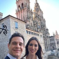 Christian Gálvez y Patricia Pardo con la Catedral de Santiago de fondo