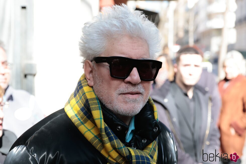 Pedro Almodóvar en la capilla ardiente de Carlos Saura