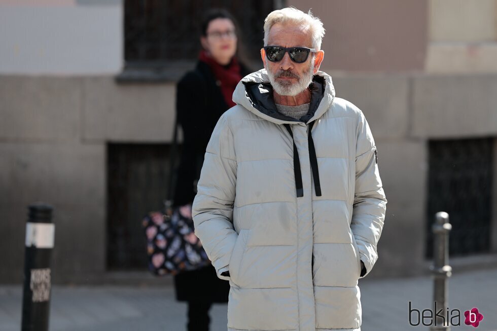 Imanol Arias en la capilla ardiente de Carlos Saura