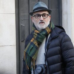 Javier Cámara en la capilla ardiente de Carlos Saura