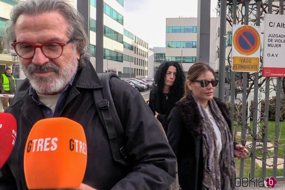 Pepe Navarro e Ivonne Reyes llegando a los juzgados