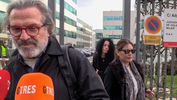 Pepe Navarro e Ivonne Reyes llegando a los juzgados