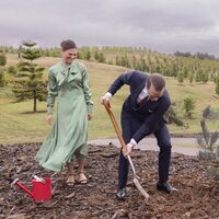 Daniel de Suecia plantando un árbol en el National Arboretum de Australia