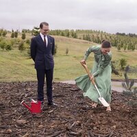 Victoria de Suecia plantando un árbol en el National Arboretum de Australia