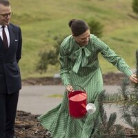 Victoria de Suecia regando un árbol en el National Arboretum de Australia