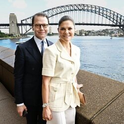 Victoria y Daniel de Suecia ante el Harbour Bridge de Sydney