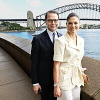 Victoria y Daniel de Suecia ante el Harbour Bridge de Sydney