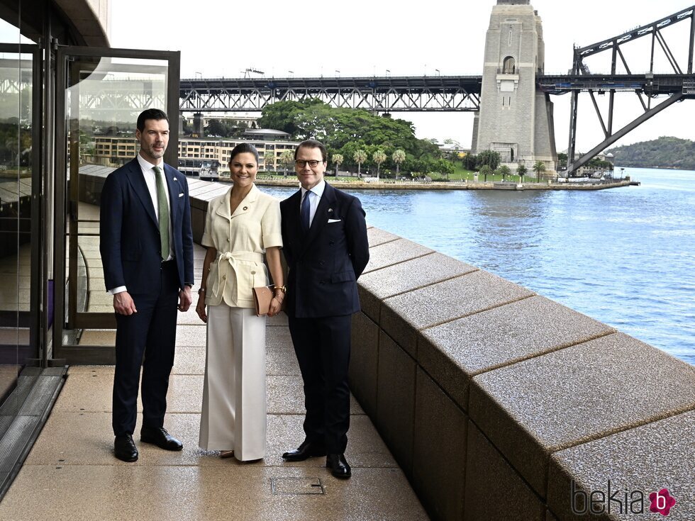 Victoria y Daniel de Suecia con Johan Forssell en Sydney