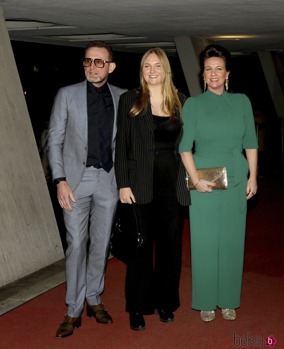 El Príncipe Bernhard y la Princesa Annette y su hija Isabella van Vollenhoven en el 80 cumpleaños de Margarita de Holanda