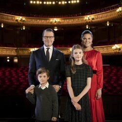 Victoria y Daniel de Suecia y sus hijos Estelle y Oscar en su visita a la Royal Swedish Opera