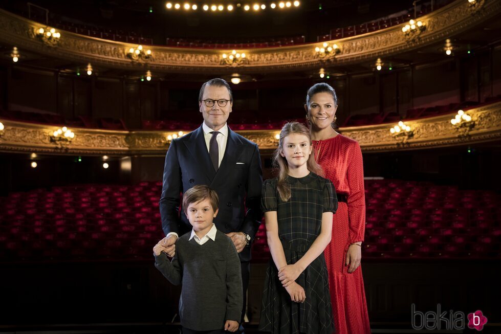 Victoria y Daniel de Suecia y sus hijos Estelle y Oscar en su visita a la Royal Swedish Opera